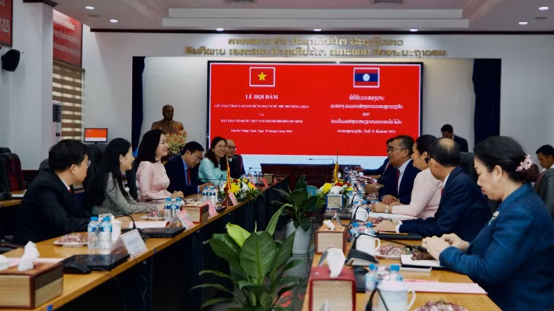 Đoàn đại biểu Ủy ban Mặt trận Tổ quốc Việt Nam Thành phố Hồ Chí Minh hội đàm với Ủy ban Mặt trận Lào xây dựng đất nước Thủ đô Viêng Chăn.