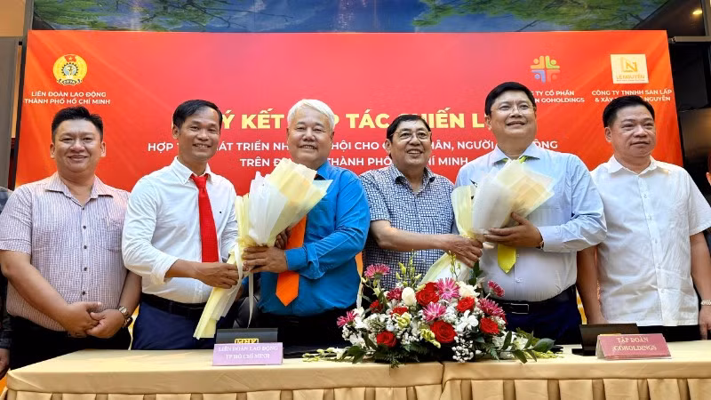 Đại diện Liên đoàn Lao động Thành phố ký biên bản ghi nhớ hợp tác phát triển nhà ở cho công nhân, người lao động trên địa bàn Thành phố với Công ty cổ phần Tập đoàn Go Holdings.