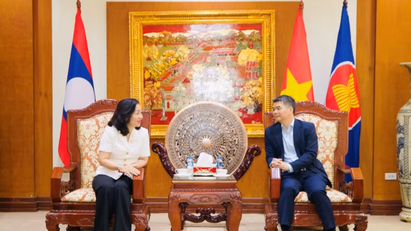Bà Trương Thị Bích Hạnh, Phó Chủ tịch Thường trực Ủy ban Mặt trận Tổ quốc Việt Nam Thành phố Hồ Chí Minh và Phó Đại sứ Việt Nam tại Lào Nguyễn Mạnh Hà trao đổi tại buổi làm việc. (Ảnh: Quang Thế).