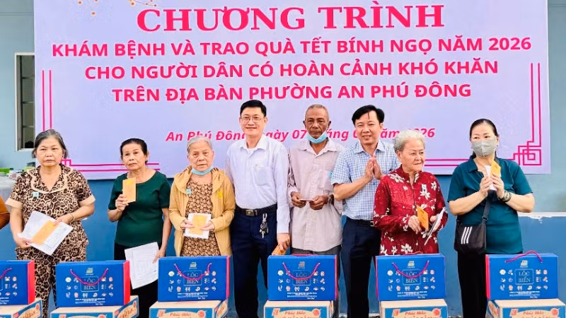 Ban tổ chức trao quà cho người dân có hoàn cảnh khó khăn trên địa bàn.