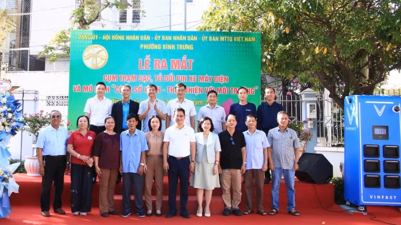 Lễ ra mắt cụm trạm sạc-tủ đổi pin xe máy điện và mô hình “Công sở xanh-thân thiện với môi trường” tại Trụ sở Ủy ban nhân dân phường.