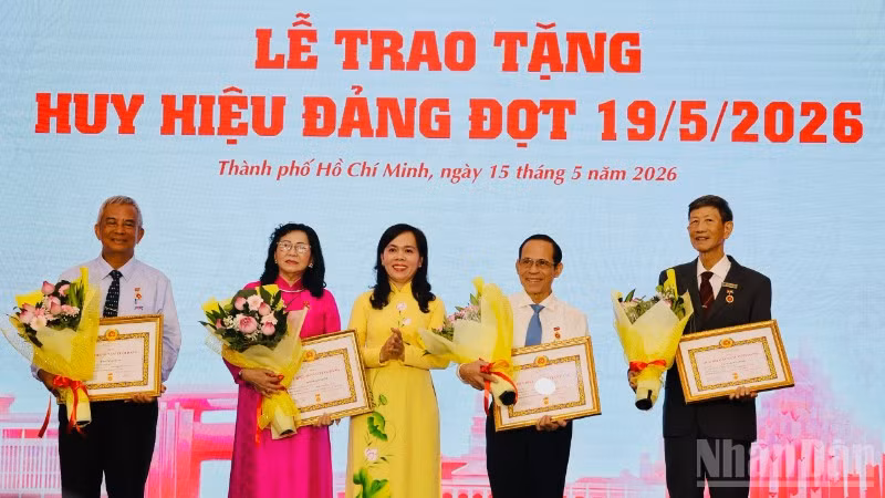 Các đồng chí đảng viên nhận Huy hiệu 55 năm tuổi Đảng. (Ảnh: VƯƠNG LÊ)