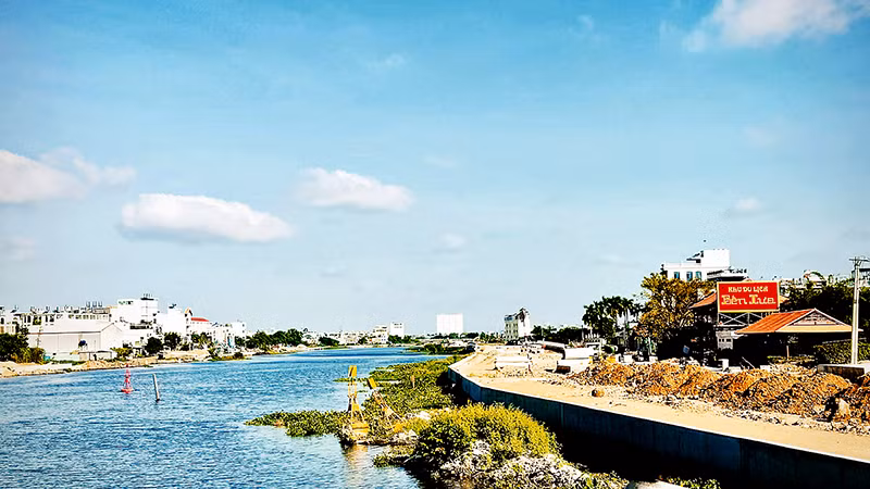 Con đường ven sông trong dự án cải tạo kênh Tham Lương-Bến Cát-Rạch Nước Lên đi qua phường An Phú Đông đang dần được hoàn thiện. 