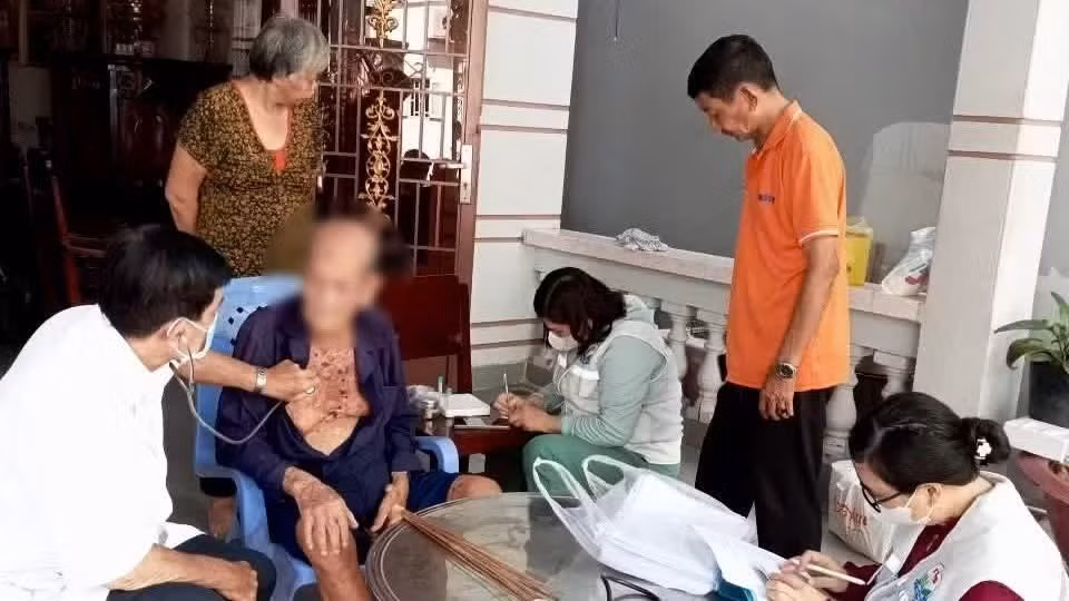 Nhân viên y tế xã Hiệp Phước đến nhà khám sức khỏe cho người cao tuổi. (Ảnh: KHANG ANH)