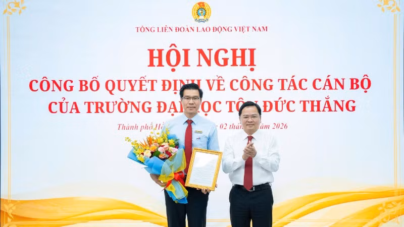 Phó Giáo sư, Tiến sĩ Trần Trọng Đạo nhận quyết định tái bổ nhiệm giữ chức Hiệu trưởng Trường đại học Tôn Đức Thắng.