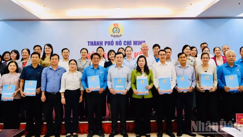 Liên đoàn Lao động Thành phố trao quy chế phối hợp đã ký kết với các Đảng ủy xã, phường, đặc khu. (Ảnh: VƯƠNG LÊ)