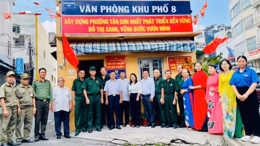 Cán bộ Khu phố 8, phường Tân Sơn Nhất luôn phát huy tinh thần trách nhiệm, là cầu nối giữa chính quyền và nhân dân. 