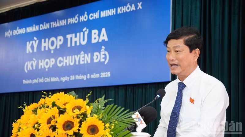 Chủ tịch Hội đồng nhân dân Thành phố Võ Văn Minh phát biểu khai mạc kỳ họp.