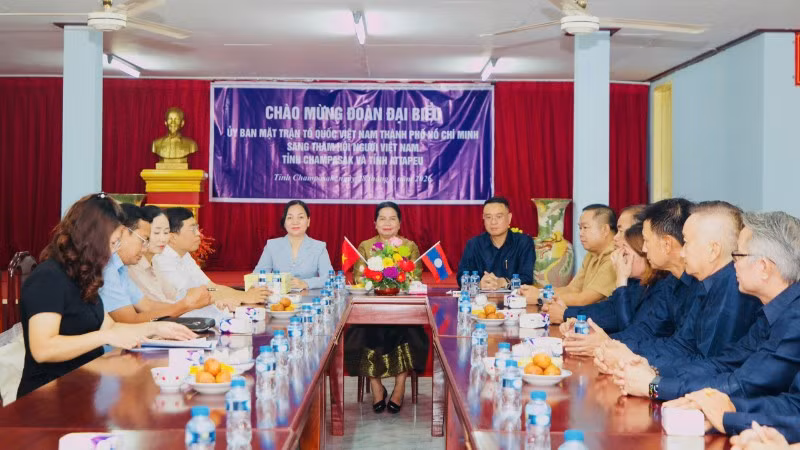 Đoàn đã đến thăm Hội người Việt Nam tỉnh Champasak, Lào.