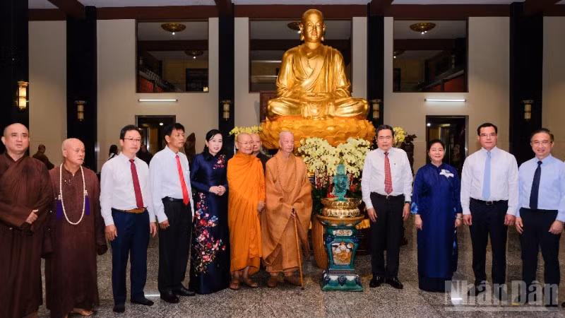 Chủ tịch Quốc hội Trần Thanh Mẫn thăm, chúc mừng Đại lão Hòa thượng Thích Trí Quảng, Đức Pháp chủ Hội đồng Chứng minh Giáo hội Phật giáo Việt Nam. (Ảnh: THẾ ANH)