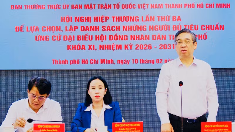 Đồng chí Nguyễn Phước Lộc, Ủy viên Trung ương Đảng, Phó Bí Thư Thành ủy, Chủ tịch Ủy ban Mặt trận Tổ quốc Việt Nam thành phố phát biểu tại hội nghị.