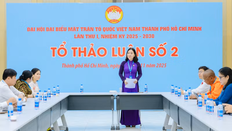 Các đại biểu tổ 2 thảo luận tại tổ dưới sự chủ trì của đồng chí Trương Thị Bích Hạnh, Phó Trưởng ban Thường trực Ủy ban Mặt trận Tổ quốc Việt Nam thành phố.