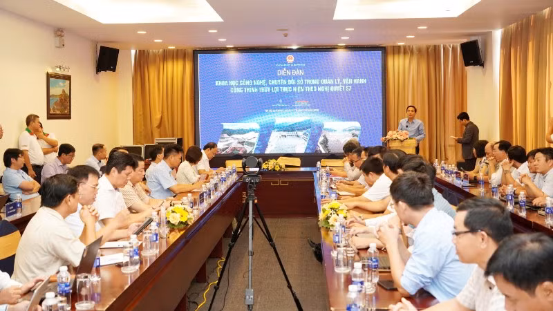 Toàn cảnh diễn đàn.