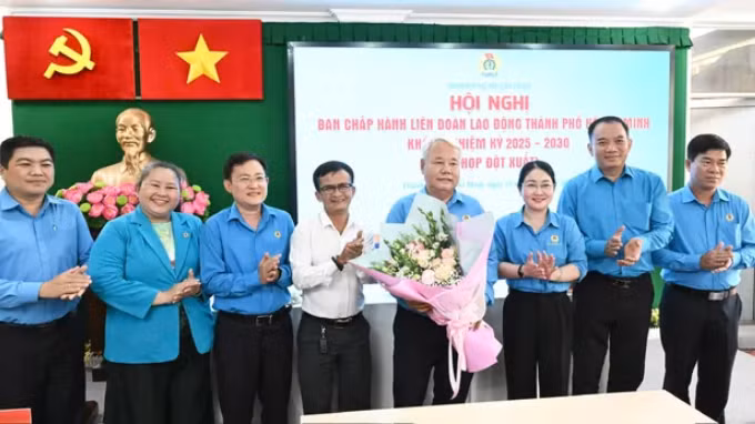 Đồng chí Võ Khắc Thái, Chủ tịch Liên đoàn Lao động thành phố khóa I, nhiệm kỳ 2025-2030, ra mắt tại hội nghị. (Ảnh: VIỆT DŨNG)
