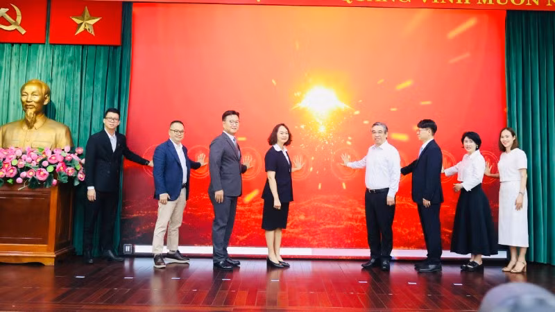 Nghi thức phát động thi đua. 
