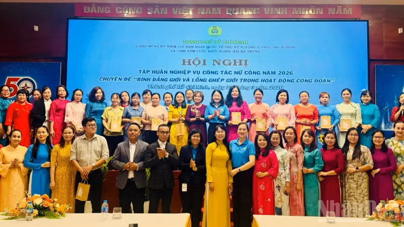Các cán bộ phụ trách công tác nữ công được nhận quà từ Liên đoàn lao động Thành phố. 