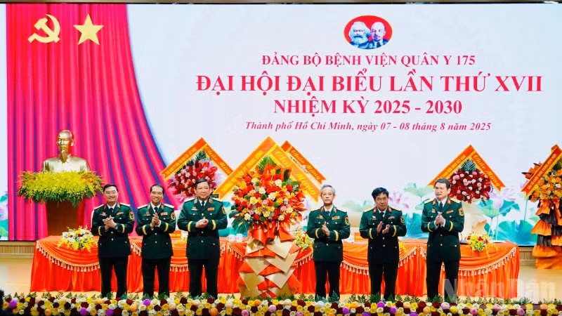  Thượng tướng Huỳnh Chiến Thắng trao lẵng hoa của Thường vụ Quân ủy Trung ương chúc mừng đại hội. (Ảnh: VƯƠNG LÊ)