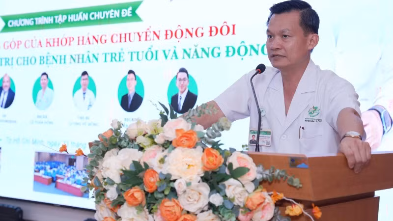 Đại tá, Tiến sĩ, bác sĩ Phan Đình Mừng, Phó Giám đốc Bệnh viện Quân y 175, Giám đốc Viện Chấn thương Chỉnh hình phát biểu tại chương trình.
