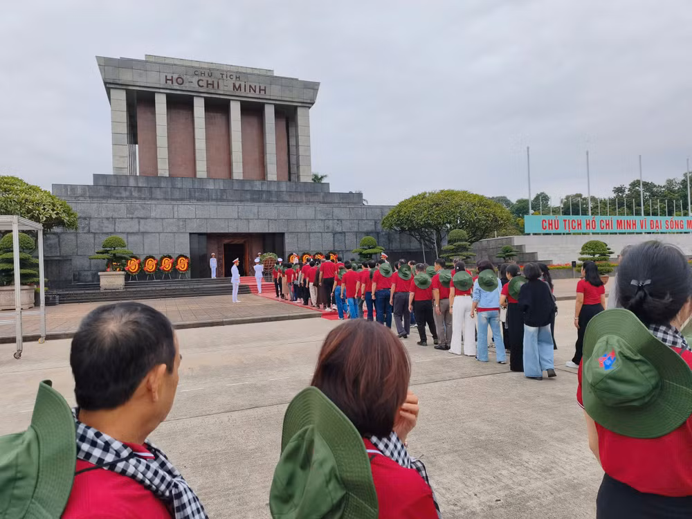 Đoàn vào Lăng viếng Chủ tịch Hồ Chí Minh.
