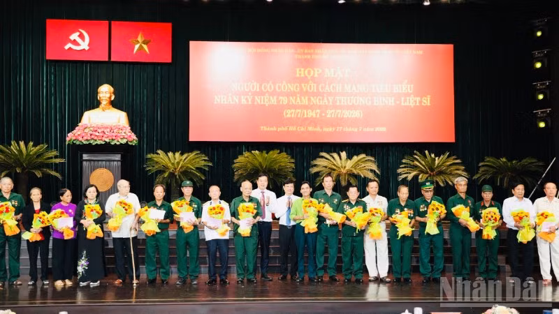Đại diện lãnh đạo thành phố tặng quà cho người có công tiêu biểu của thành phố tại buổi họp mặt.