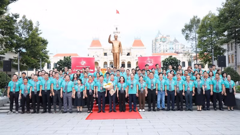 Đoàn đại biểu tham gia chương trình "Hành trình theo chân Bác" năm 2026 dâng hoa, báo công với Bác.