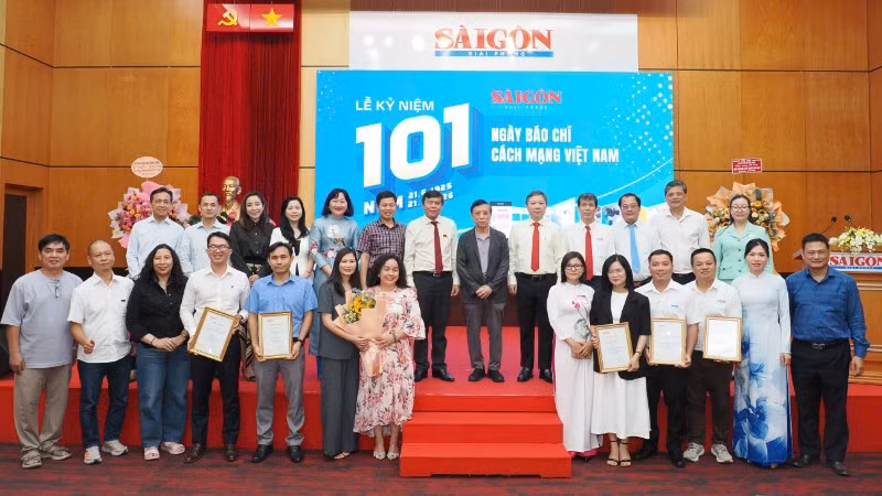 Ban tổ chức trao giải cho các tác giả có tác phẩm đoạt giải lần này.