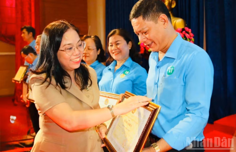 Tuyên dương các gương điển hình tiêu biểu trong phong trào thi đua “Lao động giỏi, lao động sáng tạo” cấp Thành phố năm 2025.