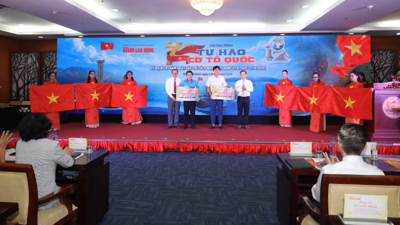 Ban tổ chức trao tặng 2.000 lá cờ Tổ quốc cho Hội Liên hiệp Thanh niên Việt Nam Thành phố.