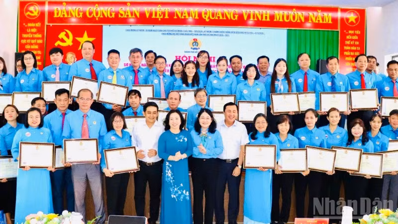 Tuyên dương các tập thể, cá nhân có thành tích xuất sắc trong học tập và làm theo Bác.