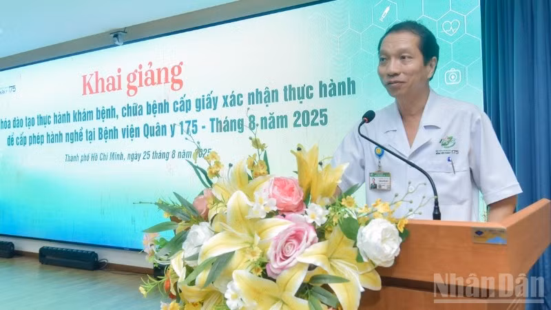 Thiếu tướng, Tiến sĩ, bác sĩ Trần Quốc Việt, Giám đốc Bệnh viện Quân y 175 phát biểu tại buổi lễ.