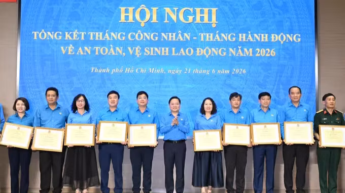 Chủ tịch Tổng Liên đoàn Lao động Việt Nam Nguyễn Anh Tuấn trao Bằng khen đến tập thể, cá nhân. (Ảnh: VIỆT DŨNG)
