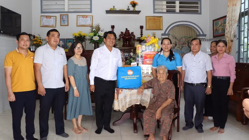 Đồng chí Bùi Thanh Nhân cùng đoàn công tác đã tới thăm, tặng quà Mẹ Việt Nam Anh hùng Ung Thị Nừng.