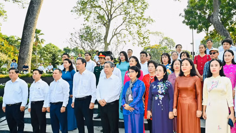 Đồng chí Nguyễn Phước Lộc, các đại biểu và người dân đến dự lễ tưởng niệm. (Ảnh: VIỆT DŨNG)