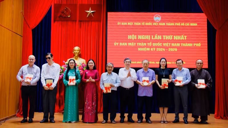 Đồng chí Nguyễn Phước Lộc và đồng chí Trương Thị Bích Hạnh, Phó Chủ tịch Thường trực Ủy ban Mặt trận Tổ quốc Việt Nam Thành phố Hồ Chí Minh tặng sách của cố Tổng Bí thư Nguyễn Phú Trọng cho các tổ chức thành viên và các Ủy viên Ủy ban Mặt trận Tổ quốc Việt Nam thành phố được hiệp thương bổ sung. 