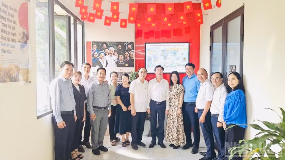 Đoàn đã tham quan Không gian văn hóa Hồ Chí Minh tại Cơ quan Đảng ủy Ủy ban nhân dân thành phố. (Ảnh: VƯƠNG LÊ)