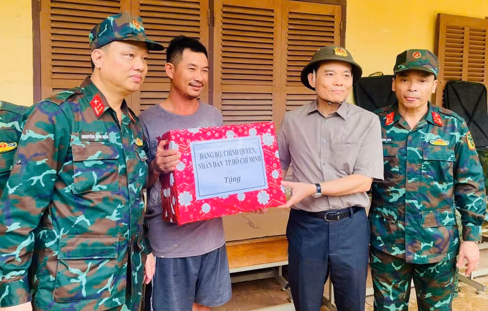Sáng 22/11, Bí thư Trung ương Đảng, Bí thư Thành ủy Thành phố Hồ Chí Minh Trần Lưu Quang đã tới thăm hỏi, động viên và trao tận tay cho bà con vùng lũ Khánh Hòa những phần quà nhỏ của người dân thành phố.