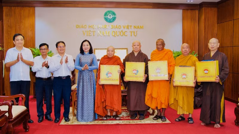 Lãnh đạo thành phố tặng quà chúc mừng Phật đản đến các vị chức sắc Phật giáo là Ủy viên Ủy ban Trung ương Mặt trận Tổ quốc Việt Nam, Ủy viên Ủy ban Mặt trận Tổ quốc Việt Nam thành phố.