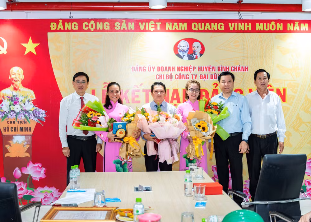 Lễ kết nạp đảng viên tại Công ty cổ phần Cơ khí xây dựng thương mại Đại Dũng.