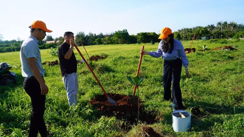 Lễ trồng cây xanh trên đảo Phú Quý.
