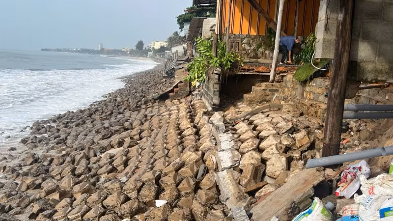 Nhiều quán có công trình lấn chiếm bờ kè buộc phải tháo dỡ.
