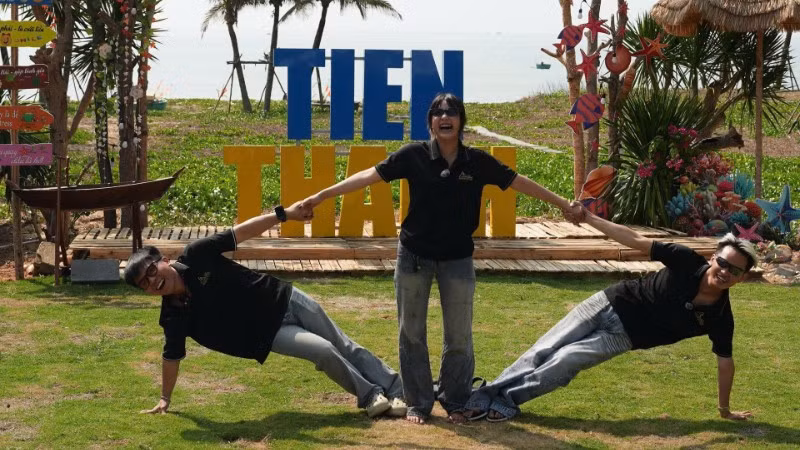 Du khách chụp hình tại điểm check-in của phường Tiến Thành.