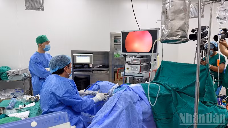 Các bác sĩ mổ thị phạm về bệnh lý thận, tiết niệu
