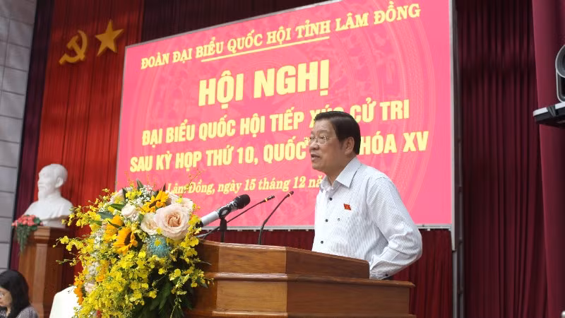 Đồng chí Phan Đình Trạc phát biểu.