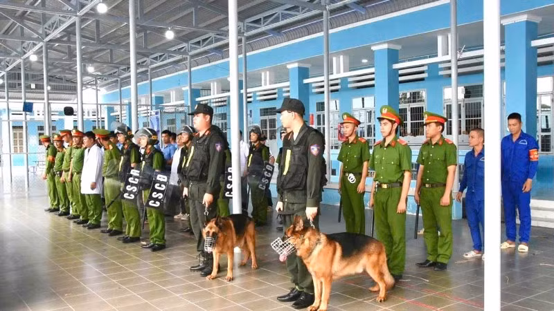 Các lực lượng tham gia diễn tập triển khai đội hình phối hợp, sẵn sàng ứng phó các tình huống phức tạp về an ninh trật tự tại cơ sở. 