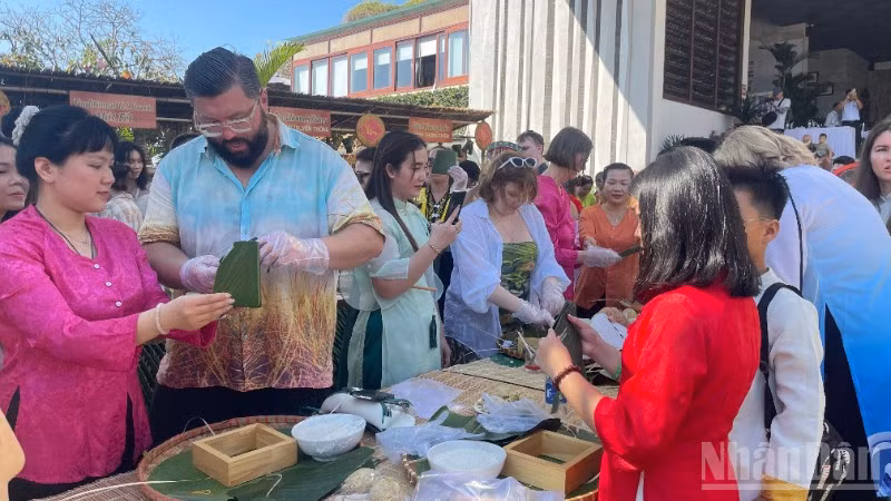 Du khách tham dự cuộc thi gói bánh chưng.