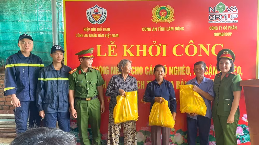 Lực lượng Phòng Cảnh sát chữa cháy và cứu nạn cứu hộ tặng 3 phần quà cho các gia đình. (ẢNH: MINH TRÂM)