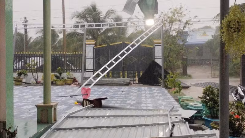 Nhà dân xã Hồng Sơn bị lốc xoáy gây thiệt hại.