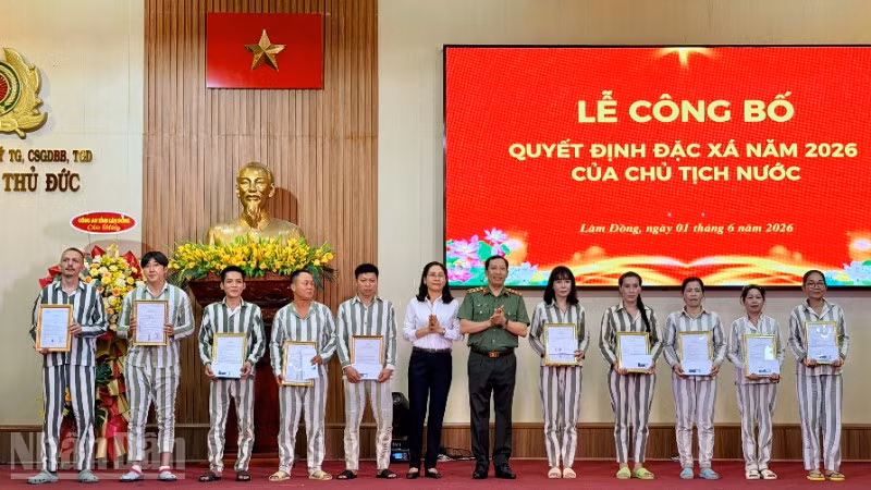 Thứ trưởng Công an Lê Văn Tuyến trao quyết định đặc xá cho các phạm nhân.