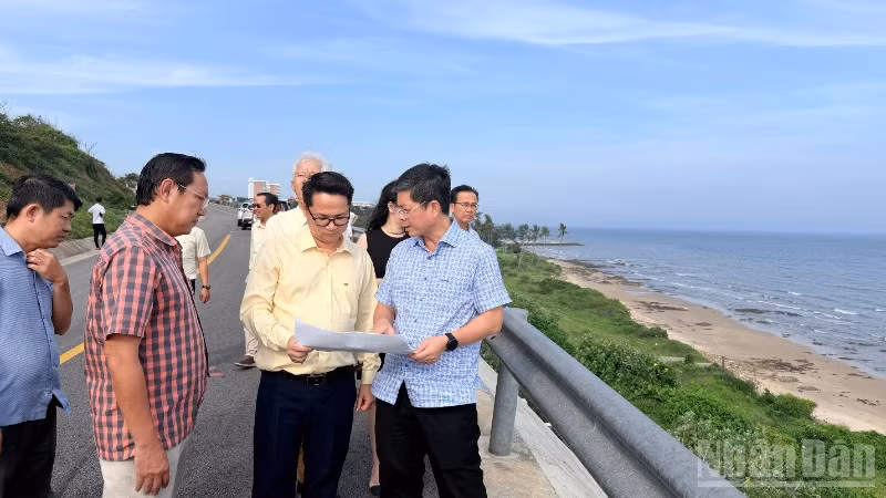 Đoàn khảo sát Ủy ban nhân dân tỉnh giới thiệu Công ty Cổ phần đầu tư xây dựng BCONS khu vực đầu tư.