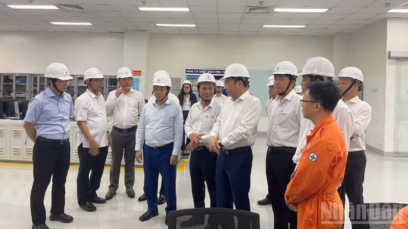 Đoàn công tác thăm, chúc Tết nhân viên tại Nhà máy Nhiệt điện Vĩnh Tân 2
